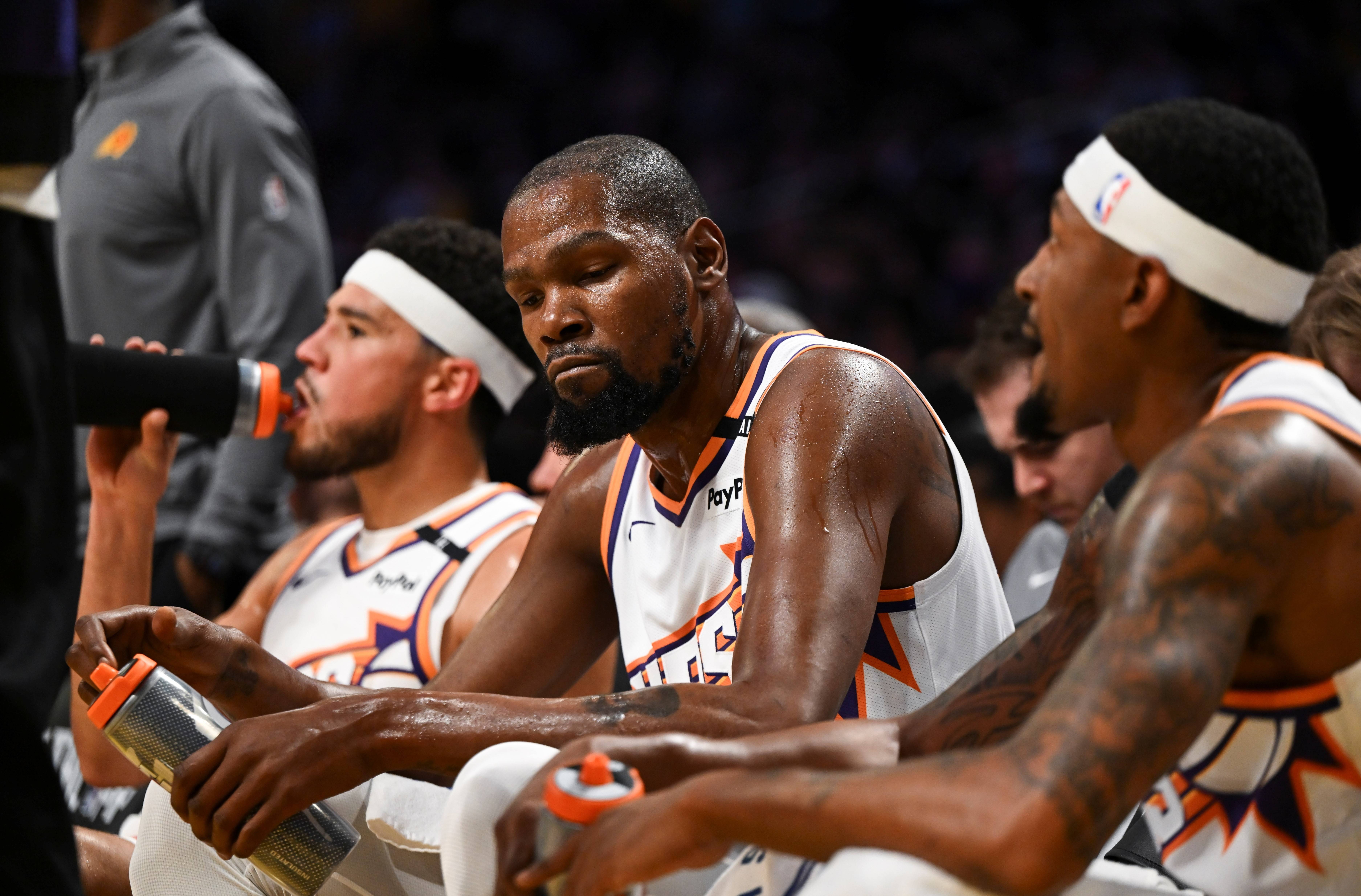 金州勇士训练开放日，清晨队长鼓劲引欢呼，NBA季后赛在即，团队化学反应显著