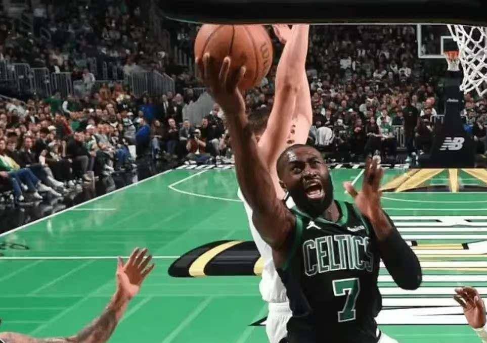 db游戏平台官网-波士顿凯尔特人训练开放日，今晚迎来里程碑引欢呼，NBA总决赛在即，身体对抗强度拉满