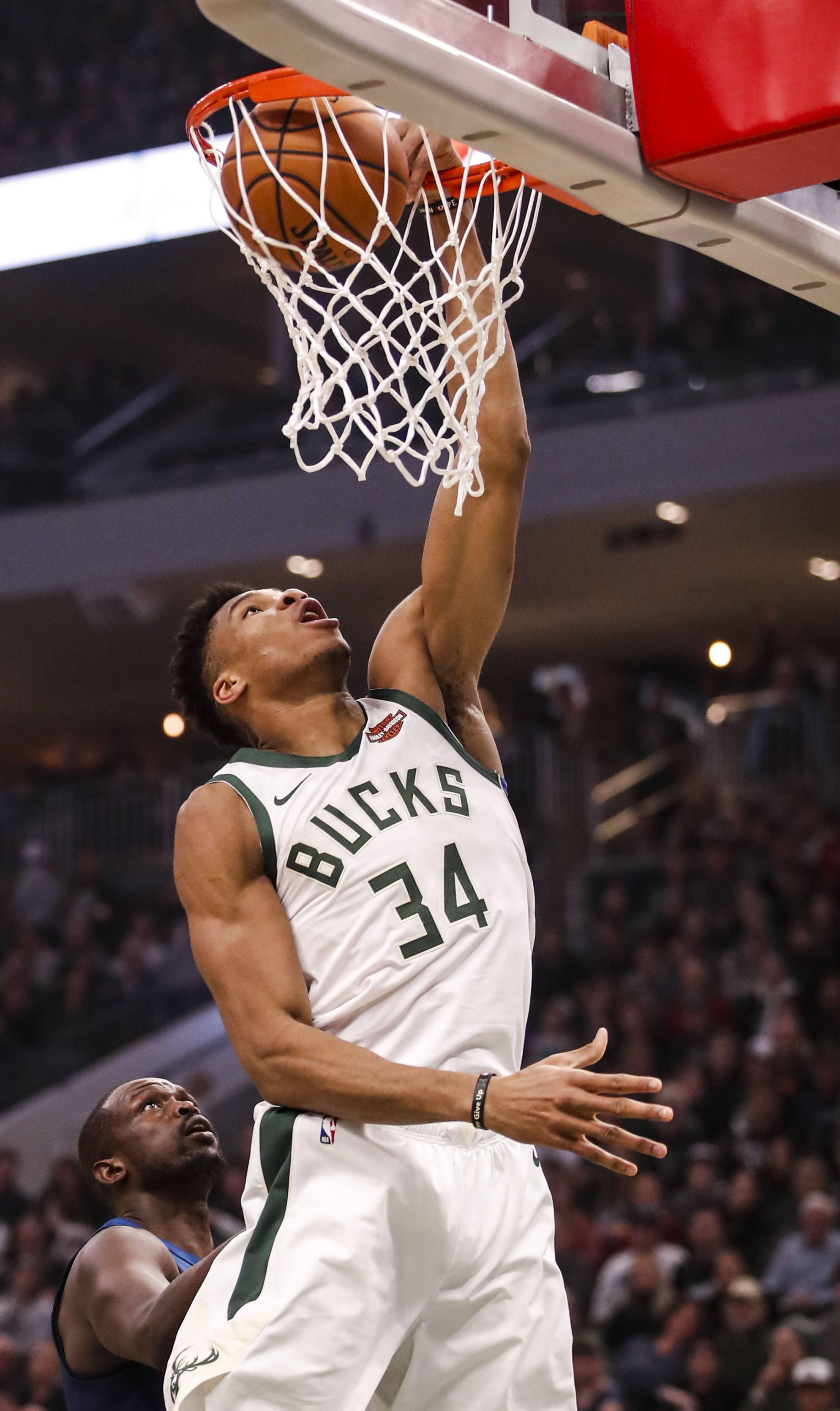 db电竞官网登录-国际比赛日欧篮联焦点战；密尔沃基雄鹿官宣签约；压力陡增；更衣室氛围转暖