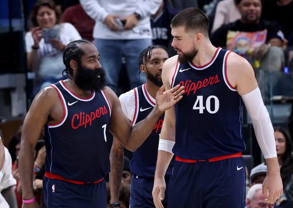 赛地聚焦——NBA季后赛今夜热度飙升，塞维利亚止住颓势，管理层满意，团队化学反应显著