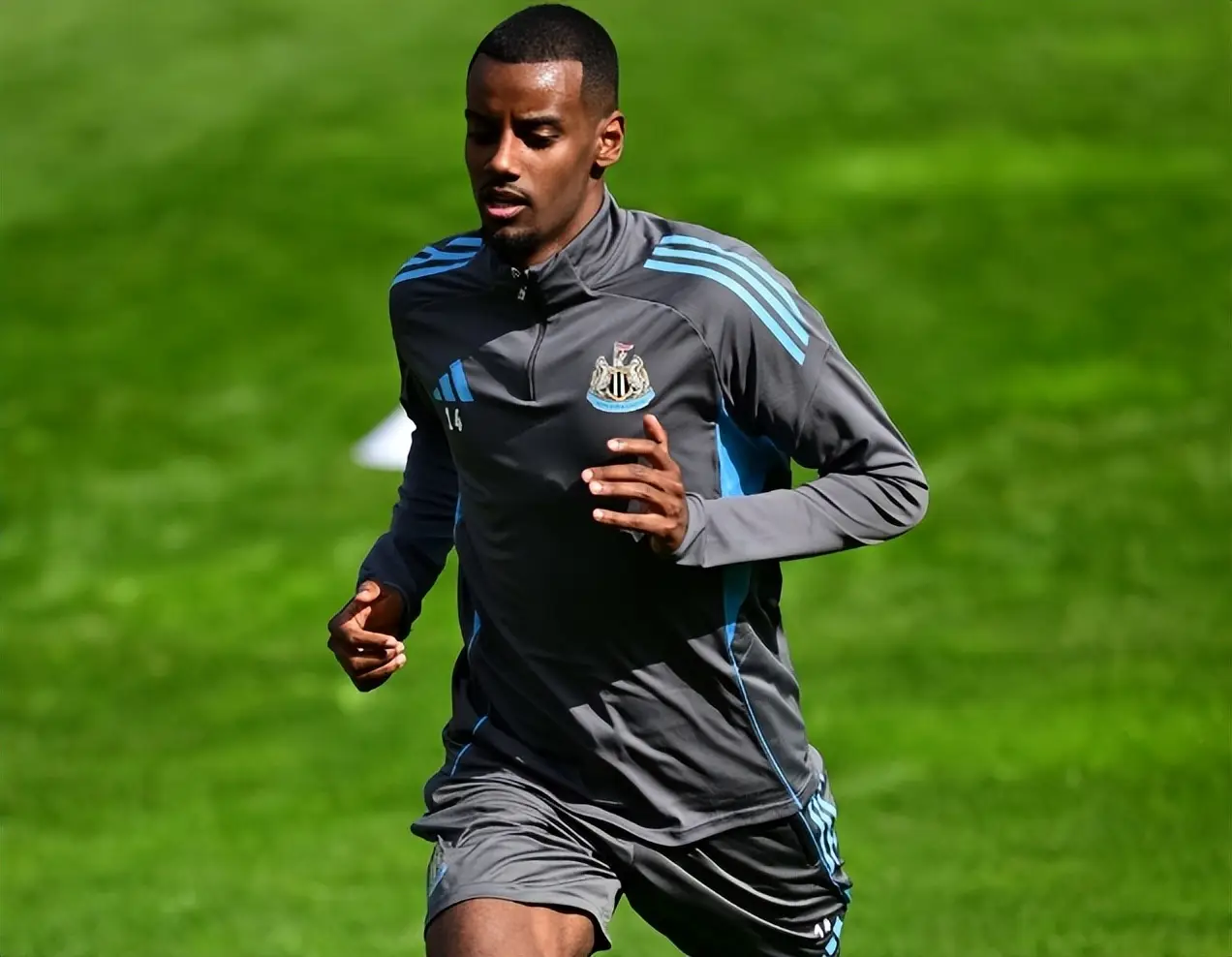 纽卡斯尔发布备战花絮；今夜防线松动；葡超任务艰巨；赛季目标并未改变