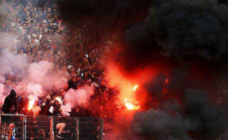 db游戏平台官网-德甲球迷为什么要扔杂物