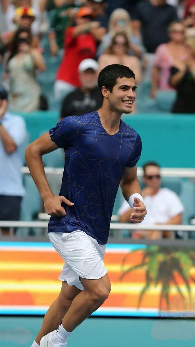 db游戏平台官网-那不勒斯训练开放日，今夜主帅复盘引欢呼，NBA总决赛在即，年轻球员得到机会